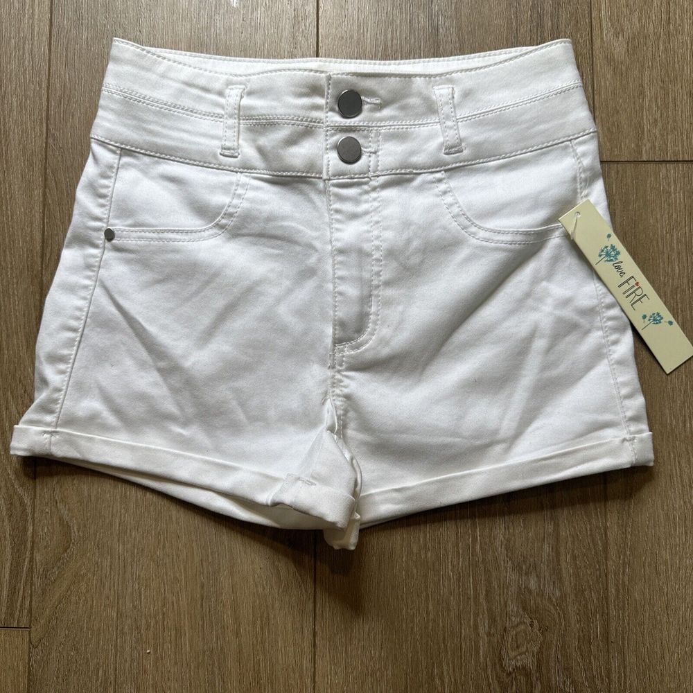 NEW Love Fire Women Juniors White Shorts‎ Size 1 Comfort Stretch Cuff